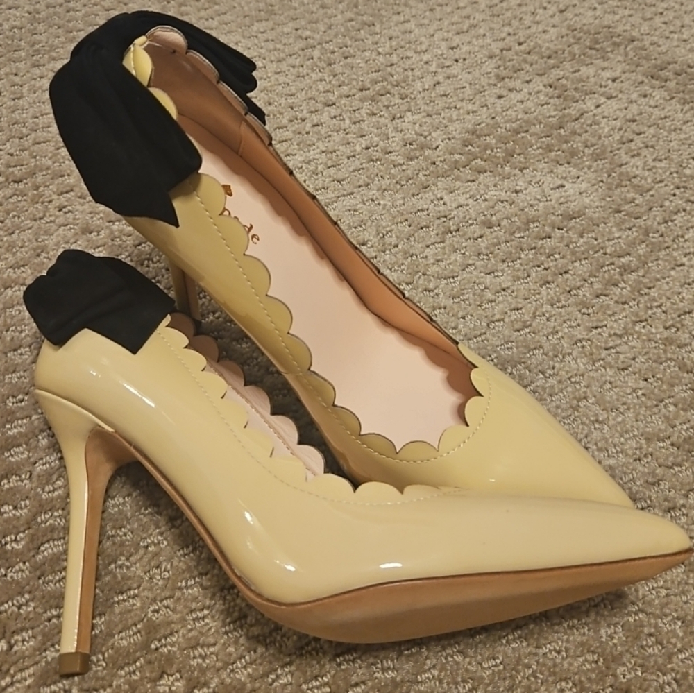 New Kate Spade Patent Leather Heels Tan With Black Bow Size 6.5